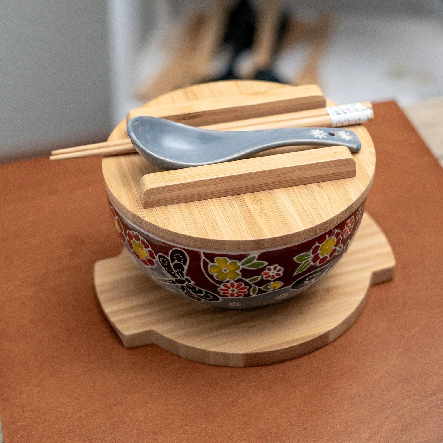 Juego de cuenco Koi azul sobre blanco con tapa de madera y salvamanteles