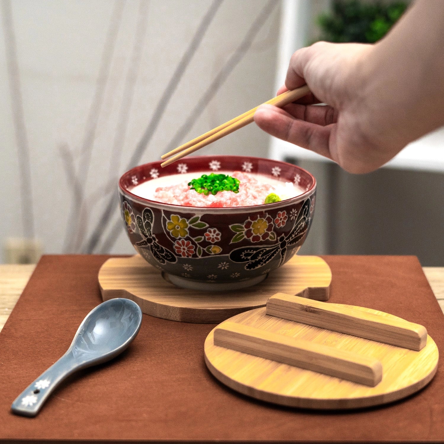 Juego de cuenco Koi azul sobre blanco con tapa de madera y salvamanteles