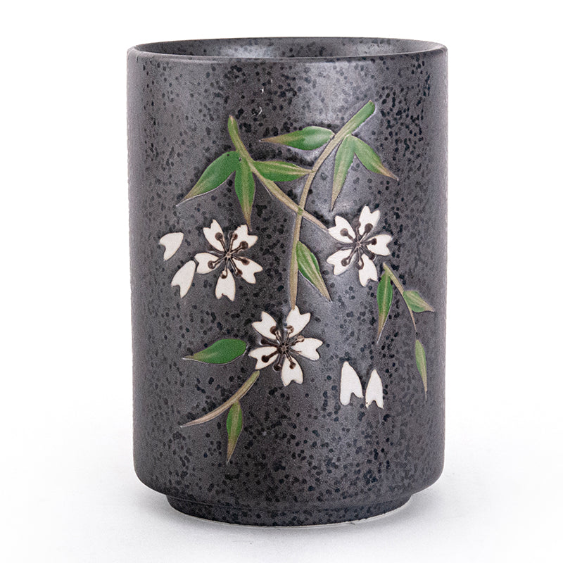 Taza de té de hojas y flores