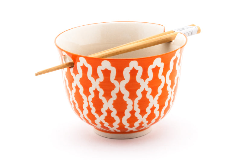 Tazón ornamental naranja con palillos