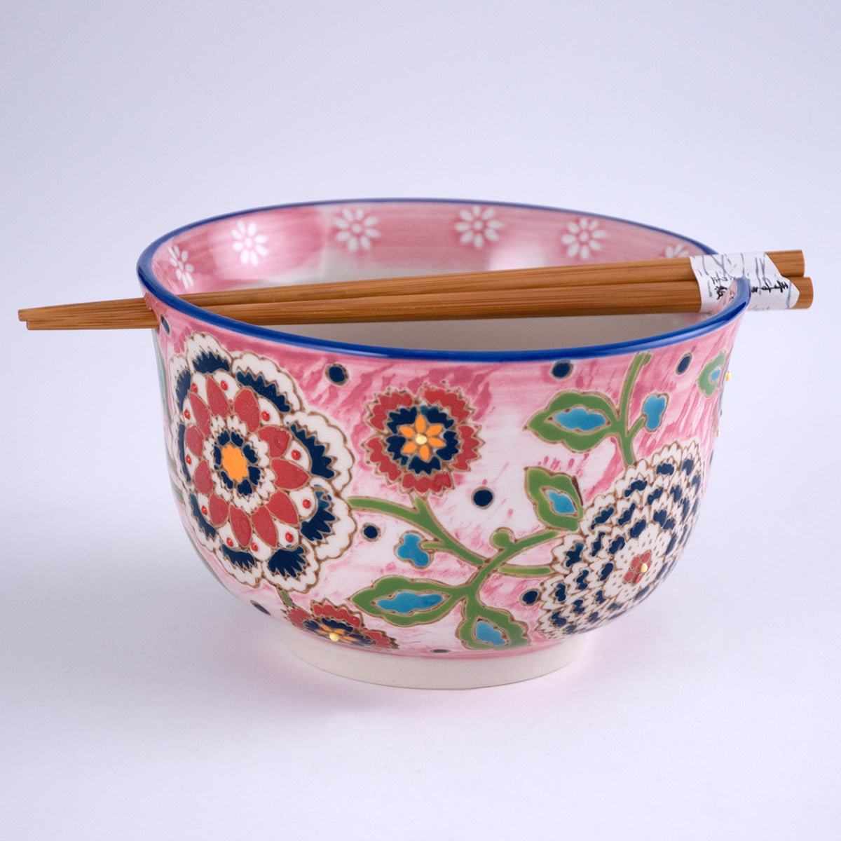 Tazón de flores de paja rosa con palillos
