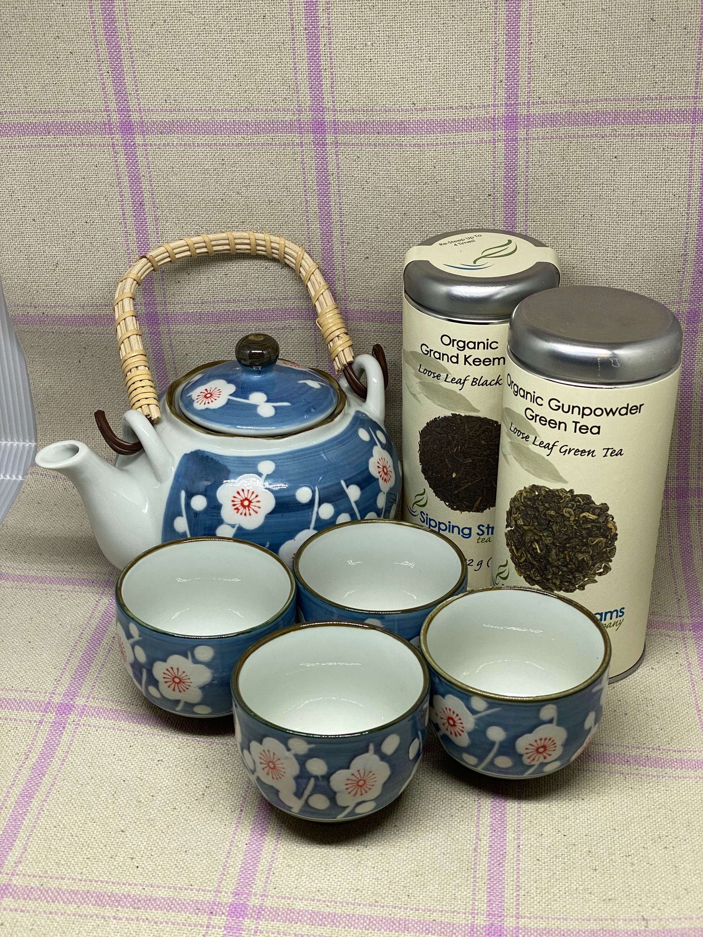 Juego de té azul con flores blancas/rosas