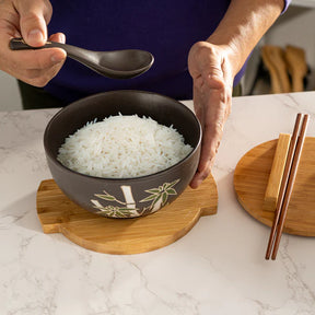 Juego de cuenco Koi azul sobre blanco con tapa de madera y salvamanteles