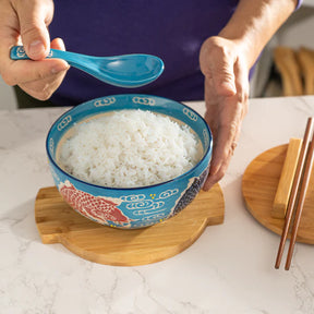 Juego de cuenco Koi azul sobre blanco con tapa de madera y salvamanteles