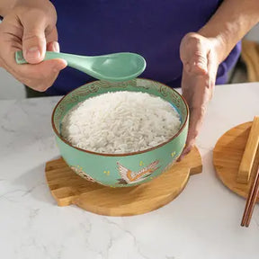 Juego de cuenco Koi azul sobre blanco con tapa de madera y salvamanteles