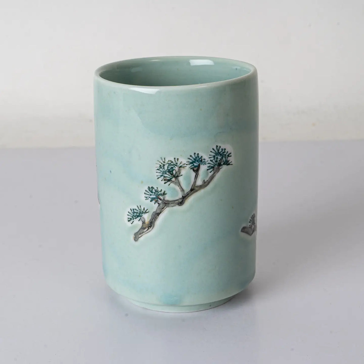 Taza de té de hojas y flores