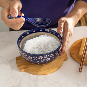 Juego de cuenco Koi azul sobre blanco con tapa de madera y salvamanteles