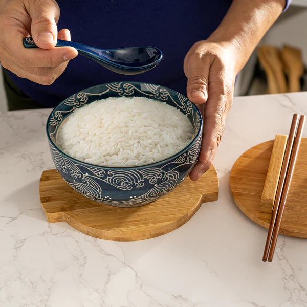 Juego de cuenco Koi azul sobre blanco con tapa de madera y salvamanteles