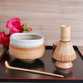 Juego Ceremonial de Matcha con Soporte - Cuenco Marrón con Borde Blanco